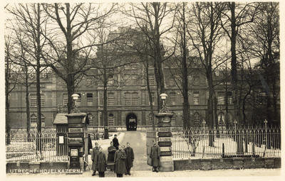 123338 Gezicht op de voorgevel van de Hojelkazerne (Croeselaan 39) te Utrecht.
